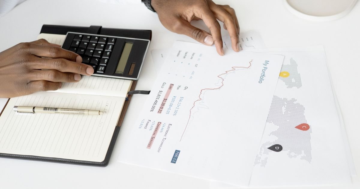 Planilhas e calculadora usadas para calcular o custo de importar um contêiner de alimentos