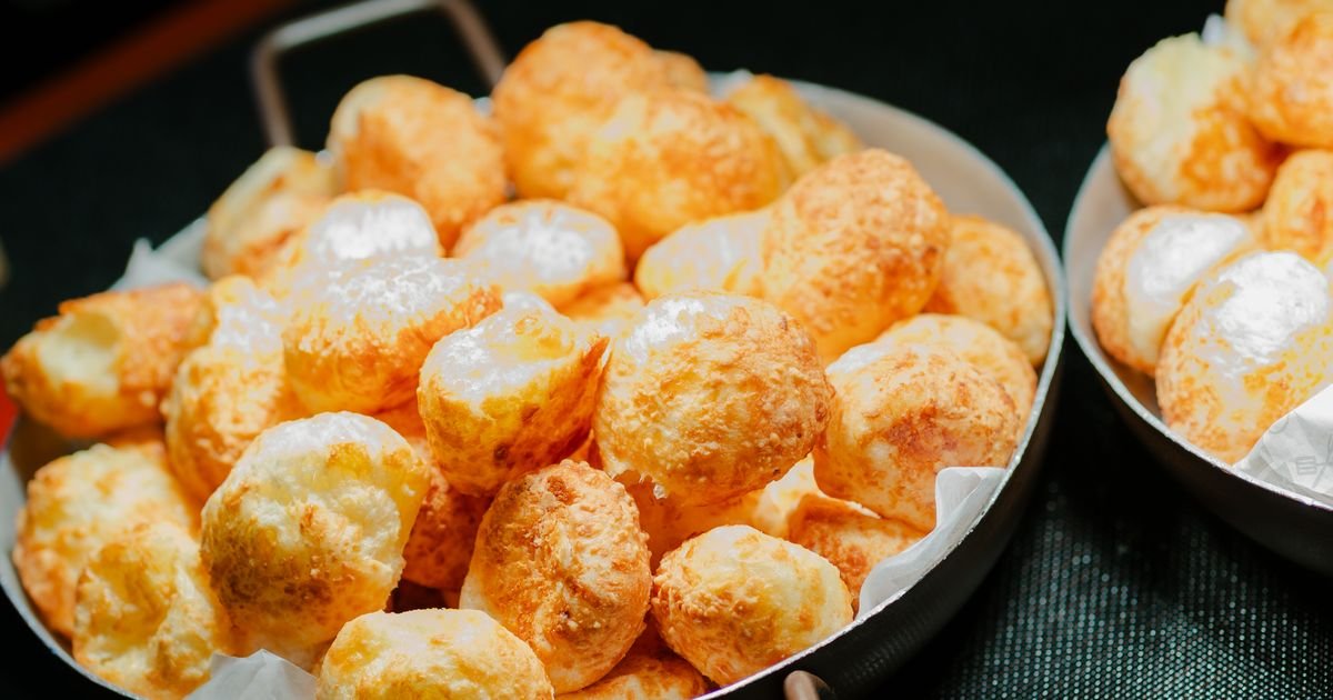 Pão de queijo congelado para exportação assado e dourado