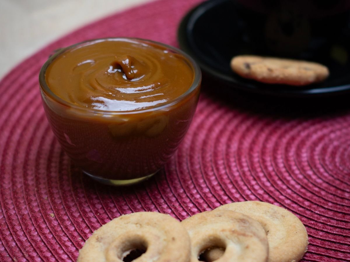 Doce de leite cremoso servido em taça